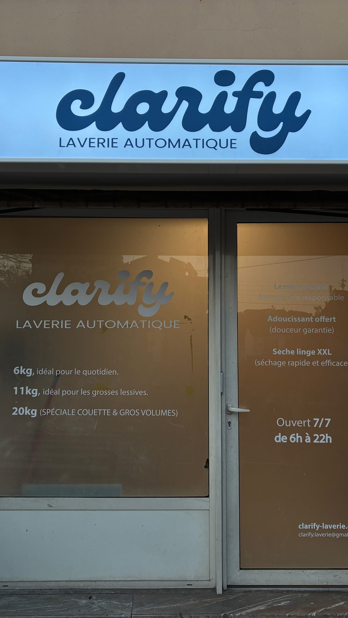 Enseigne et vitrine de la laverie automatique Clarify, ouverte 7j/7 de 6h à 22h
